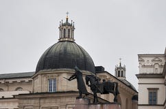 Литва Памятник к Gediminus статуя великого князя Gedimin на квадрате собора в Вильнюсе 3-ье января, стоковые изображения rf Литва Памятник к Gediminus статуя великого князя Gedimin на квадрате собора в Вильнюсе 3-ье января, стоковые изображения rf