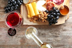Лить белое вино в стекло на таблице с очень вкусной едой стоковые фото Лить белое вино в стекло на таблице с очень вкусной едой стоковые фото