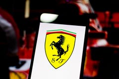 Логотип формулы 1' миссия Scuderia Феррари веяет „команду на экране мобильного устройства стоковая фотография rf Логотип формулы 1' миссия Scuderia Феррари веяет „команду на экране мобильного устройства стоковая фотография rf