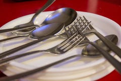Ложки и люди в белых плитах в ресторане стоковое фото rf Ложки и люди в белых плитах в ресторане стоковое фото rf