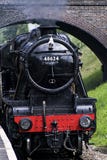 Локомотив 48624 перевозки Stanier 8F 2-8-0 в черной ливрее стоковая фотография Локомотив 48624 перевозки Stanier 8F 2-8-0 в черной ливрее стоковая фотография