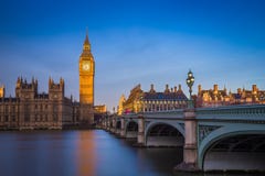 Лондон, Англия - красивое большое Бен и парламент Великобритании на восходе солнца с ясным голубым небом стоковые фотографии rf Лондон, Англия - красивое большое Бен и парламент Великобритании на восходе солнца с ясным голубым небом стоковые фотографии rf