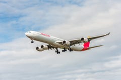 ЛОНДОН, АНГЛИЯ - 22-ОЕ АВГУСТА 2016: Посадка аэробуса A340 EC-IOB Iberia Airlines в авиапорте Хитроу, Лондоне стоковые фото ЛОНДОН, АНГЛИЯ - 22-ОЕ АВГУСТА 2016: Посадка аэробуса A340 EC-IOB Iberia Airlines в авиапорте Хитроу, Лондоне стоковые фото