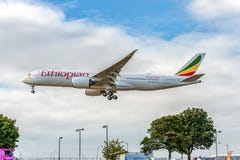 ЛОНДОН, АНГЛИЯ - 22-ОЕ АВГУСТА 2016: Посадка аэробуса A350 ET-ATR Ethiopian Airlines в авиапорте Хитроу, Лондоне стоковое фото ЛОНДОН, АНГЛИЯ - 22-ОЕ АВГУСТА 2016: Посадка аэробуса A350 ET-ATR Ethiopian Airlines в авиапорте Хитроу, Лондоне стоковое фото