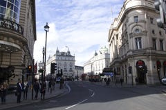 Лондон, Англия: 9-ое марта 2018: Цирк Piccadilly в Лондоне с пешеходами и облачным небом стоковое изображение Лондон, Англия: 9-ое марта 2018: Цирк Piccadilly в Лондоне с пешеходами и облачным небом стоковое изображение