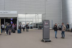 ЛОНДОН, АНГЛИЯ - 29-ОЕ СЕНТЯБРЯ 2017: Район авиапорта Лутон для некурящих Лондон, Англия, Великобритания стоковые изображения ЛОНДОН, АНГЛИЯ - 29-ОЕ СЕНТЯБРЯ 2017: Район авиапорта Лутон для некурящих Лондон, Англия, Великобритания стоковые изображения