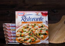 ЛОНДОН, ВЕЛИКОБРИТАНИЯ - 1-ОЕ МАРТА 2018: Коробки Д-р Пицца Pollo Oetker на деревянной предпосылке с доской стоковые фото ЛОНДОН, ВЕЛИКОБРИТАНИЯ - 1-ОЕ МАРТА 2018: Коробки Д-р Пицца Pollo Oetker на деревянной предпосылке с доской стоковые фото