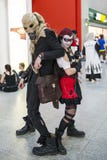 ЛОНДОН, ВЕЛИКОБРИТАНИЯ - 26-ОЕ ОКТЯБРЯ: Cosplayers одело как Harley Quinn a стоковая фотография rf ЛОНДОН, ВЕЛИКОБРИТАНИЯ - 26-ОЕ ОКТЯБРЯ: Cosplayers одело как Harley Quinn a стоковая фотография rf