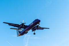 Лондон, Великобритания - 17, февраль 2019: Flybe великобританская региональная авиакомпания основанная в Англии, типе самолета De стоковое фото rf Лондон, Великобритания - 17, февраль 2019: Flybe великобританская региональная авиакомпания основанная в Англии, типе самолета De стоковое фото rf
