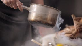 Лоток кашевара жарит мясо с огнем Человек жарит мясо на горящей сковороде Сковорода с огнем Жарка акции видеоматериалы Лоток кашевара жарит мясо с огнем Человек жарит мясо на горящей сковороде Сковорода с огнем Жарка акции видеоматериалы