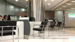 Лоток снятый деятельности работник службы рисепшн авиакомпании eva Лоток снятый деятельности работник службы рисепшн авиакомпании eva