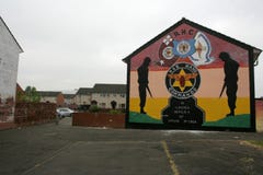 Лояльные настенные росписи на полумесяце Hopewell, более низком Shankill, Белфасте стоковые изображения rf Лояльные настенные росписи на полумесяце Hopewell, более низком Shankill, Белфасте стоковые изображения rf
