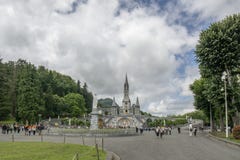 Лурд, midi-Pyrénées, Франция; Июнь 2015: Наша дама базилики Лурда в Лурде, Франции стоковые фото Лурд, midi-Pyrénées, Франция; Июнь 2015: Наша дама базилики Лурда в Лурде, Франции стоковые фото