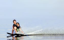 Лыжи воды человека крупного плана ехать на озере летом на солнечном дне Спорт воды активный стоковое фото rf Лыжи воды человека крупного плана ехать на озере летом на солнечном дне Спорт воды активный стоковое фото rf