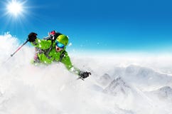 Лыжник Freeride на бежать piste покатый Стоковые Фото Лыжник Freeride на бежать piste покатый Стоковые Фото