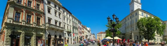 Львов, Украина - 6-ое мая 2017: Рыночная площадь - центральная площадь города стоковое изображение rf Львов, Украина - 6-ое мая 2017: Рыночная площадь - центральная площадь города стоковое изображение rf
