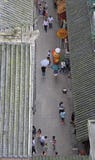 Люди идут на пешеходную улицу в Чунцине, взгляде от верхней части стоковая фотография Люди идут на пешеходную улицу в Чунцине, взгляде от верхней части стоковая фотография