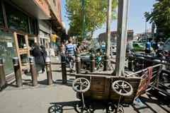Люди идут на преграженный тротуар от мотоциклистов в толпить городе стоковые фото Люди идут на преграженный тротуар от мотоциклистов в толпить городе стоковые фото