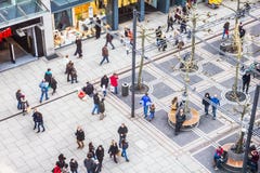 Люди идя вдоль улицы Zeil в Франкфурте, Германии стоковые изображения Люди идя вдоль улицы Zeil в Франкфурте, Германии стоковые изображения
