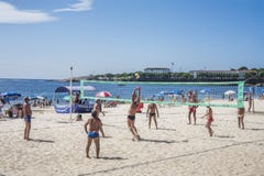 Люди играя волейбол на бюстгальтере Рио-де-Жанейро пляжа Copacabana Стоковая Фотография Люди играя волейбол на бюстгальтере Рио-де-Жанейро пляжа Copacabana Стоковая Фотография