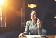 Люди на сочинительстве работы в тетради сидя в кафе стоковое фото rf Люди на сочинительстве работы в тетради сидя в кафе стоковое фото rf