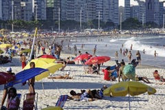 Люди наслаждаясь Copacabana приставают к берегу в Рио-де-Жанейро Бразилии Стоковые Изображения Люди наслаждаясь Copacabana приставают к берегу в Рио-де-Жанейро Бразилии Стоковые Изображения