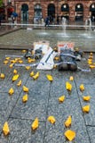 Люди протестуя выраженность плашк-в против иммиграции polic стоковые изображения Люди протестуя выраженность плашк-в против иммиграции polic стоковые изображения