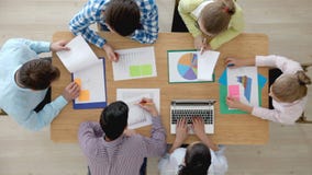 Люди работая с отчетами Люди работая с отчетами