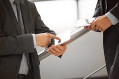 Люди работая с планшетом стоковое изображение Люди работая с планшетом стоковое изображение