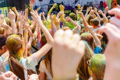Люди танцев никакие ежегодный фестиваль holi стоковая фотография rf Люди танцев никакие ежегодный фестиваль holi стоковая фотография rf