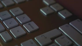 Люди ударяя клавишу delete на клавиатуре видеоматериал Люди ударяя клавишу delete на клавиатуре видеоматериал