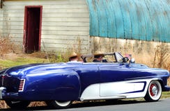 Люди управляя 1952 автомобилем с откидным верхом двери таможни 2 доджа за пятьдесят на приводе страны Стоковое Фото Люди управляя 1952 автомобилем с откидным верхом двери таможни 2 доджа за пятьдесят на приводе страны Стоковое Фото