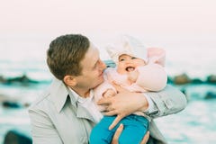 любить семьи счастливый Будьте отцом и его девушка ребенка дочери играя совместно стоковое фото rf любить семьи счастливый Будьте отцом и его девушка ребенка дочери играя совместно стоковое фото rf