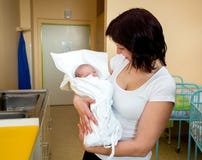 Любящая мать обнимая ее newborn младенца Стоковое Фото Любящая мать обнимая ее newborn младенца Стоковое Фото