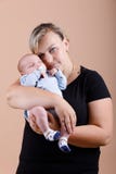 Любящая мать обнимая ее младенца стоковые изображения rf Любящая мать обнимая ее младенца стоковые изображения rf