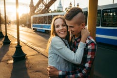 Любящая молодая пара обнимает во время захода солнца в улице Эмоциональный портрет конца-вверх стоковое изображение rf Любящая молодая пара обнимает во время захода солнца в улице Эмоциональный портрет конца-вверх стоковое изображение rf