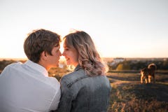 Любящая пара о поцелуе на заходе солнца стоковая фотография Любящая пара о поцелуе на заходе солнца стоковая фотография