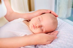 Любящая рука мамы держа милого спать newborn ребенка младенца мать Стоковое Изображение Любящая рука мамы держа милого спать newborn ребенка младенца мать Стоковое Изображение