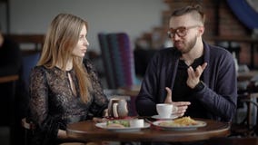 Любящие пары имея дату в столовой Счастливый человек и женщина сидя на, который служат таблице с тратить еды и напитков видеоматериал Любящие пары имея дату в столовой Счастливый человек и женщина сидя на, который служат таблице с тратить еды и напитков видеоматериал