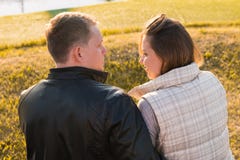 Любящие пары тратя часы досуга совместно на природе обнимая вид сзади сезон путя пущи падения осени стоковое фото rf Любящие пары тратя часы досуга совместно на природе обнимая вид сзади сезон путя пущи падения осени стоковое фото rf