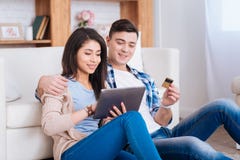 Любящий счастливый ходить по магазинам пар онлайн стоковое фото rf Любящий счастливый ходить по магазинам пар онлайн стоковое фото rf