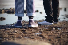 2 люд в тапках на пляже стоковое изображение 2 люд в тапках на пляже стоковое изображение