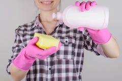 Люди p ткани рубашки работ по дому продукта Dishwashing вскользь checkered стоковое фото Люди p ткани рубашки работ по дому продукта Dishwashing вскользь checkered стоковое фото