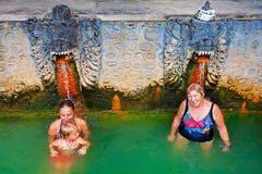 Люди в естественном воздухе Panas Banjar горячего источника на Бали стоковые фотографии rf Люди в естественном воздухе Panas Banjar горячего источника на Бали стоковые фотографии rf