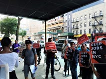 Люди вне магазина фото B&H в Манхэттене со знаками держат работы в NYC в р стоковое фото rf Люди вне магазина фото B&H в Манхэттене со знаками держат работы в NYC в р стоковое фото rf