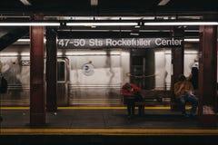 Люди внутри 47-50 Str метро центра Рокефеллер в Нью-Йорке, США, двигая поезде на предпосылке стоковое фото rf Люди внутри 47-50 Str метро центра Рокефеллер в Нью-Йорке, США, двигая поезде на предпосылке стоковое фото rf