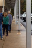 Люди ждать на линии для голосования в избраниях США стоковые изображения Люди ждать на линии для голосования в избраниях США стоковые изображения