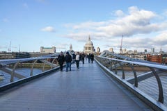 Люди идут на мост тысячелетия в Лондоне в солнечном дне стоковые фото Люди идут на мост тысячелетия в Лондоне в солнечном дне стоковые фото