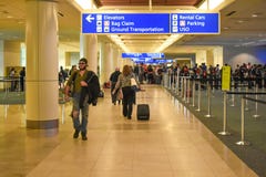 Люди идя в регистрацию и снабжая зону билетами на международном аэропорте 1 Орландо стоковое фото Люди идя в регистрацию и снабжая зону билетами на международном аэропорте 1 Орландо стоковое фото