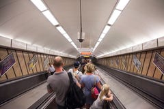 Люди идя вниз с станции метро Будапешта на эскалаторе Стоковые Фотографии RF Люди идя вниз с станции метро Будапешта на эскалаторе Стоковые Фотографии RF